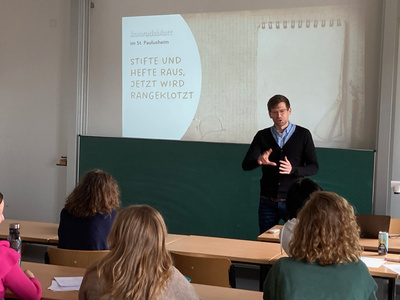 Auch der Redakteur im Klassenzimmer geh�rt zum Projekt.